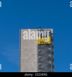 Siège de l'ENI. Palais de verre. Icône de l'industrie pétrolière. EUR district. Rome, Italie, Europe, Union européenne. Ciel bleu, espace de copie Banque D'Images