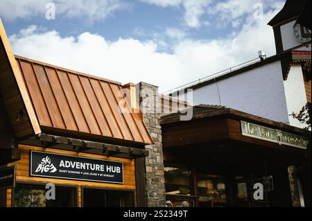 Banff, Alberta, Canada - 25 août 2024 : panneau Adventure Hub Banque D'Images