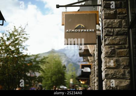 Banff, Alberta, Canada - 25 août 2024 : enseigne de magasin Atmosphere Banque D'Images