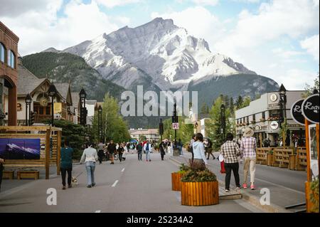 Banff, Alberta, Canada - 25 août 2024 : avenue Banff au centre-ville Banque D'Images