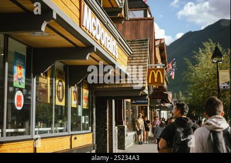 Banff, Alberta, Canada - 25 août 2024 : vitrine McDonald's. Banque D'Images