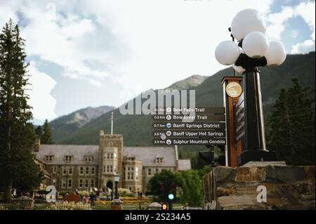 Banff, Alberta, Canada - 25 août 2024 : panneaux de signalisation et de direction Banque D'Images