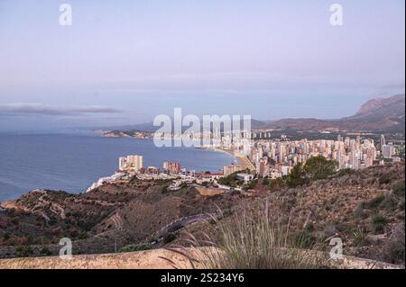 Panorama au lever du soleil par temps clair sur Benidorm en Espagne. Banque D'Images