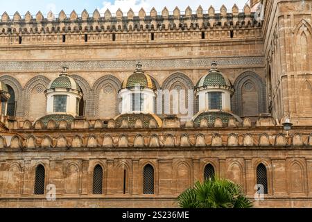 Caractéristiques architecturales détaillées d'un bâtiment historique en Sicile, Italie Banque D'Images