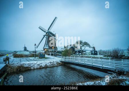 Moulin quadrangle à Aarlanderveen dans la neige, c'est la première chute de neige de 2025. ANP/Hollandse Hoogte/Josh Walet pays-bas Out - belgique Out Banque D'Images