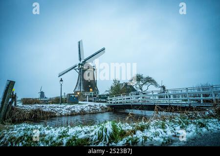 Moulin quadrangle à Aarlanderveen dans la neige, c'est la première chute de neige de 2025. ANP/Hollandse Hoogte/Josh Walet pays-bas Out - belgique Out Banque D'Images