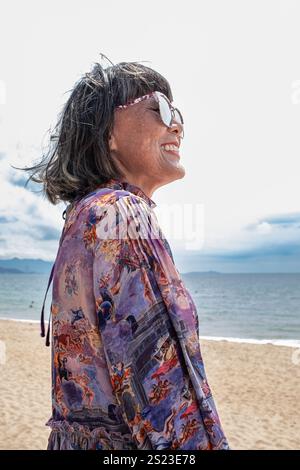 Heureuse vieille femme asiatique souriante, joyeuse. Sourire de femme âgée asiatique. Senior belle femme gris cheveux courts porte des lunettes de soleil avec un état d'esprit positif agréable Banque D'Images