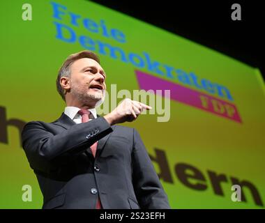 Stuttgart, Allemagne. 06 janvier 2025. Christian Lindner, président fédéral du FDP, prend la parole lors de la traditionnelle réunion d'Épiphanie du FDP à l'opéra de Stuttgart. Crédit : Bernd Weißbrod/dpa/Alamy Live News Banque D'Images