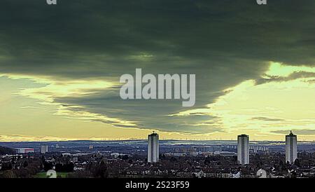 Glasgow, Écosse, Royaume-Uni. 6 janvier 2025. Météo britannique : les températures glaciales ont vu des nuages inquiétants sur le sud de la ville . Crédit Gerard Ferry/Alamy Live News Banque D'Images