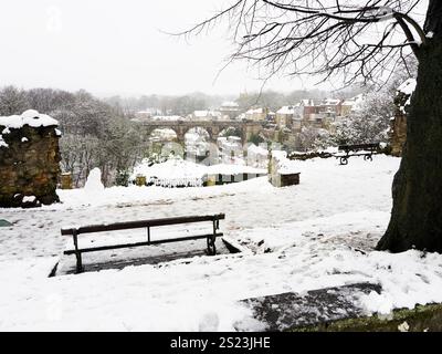 Viaduc de chemin de fer sur la rivière Nidd à partir du parc du château dans la neige abondante en hiver Knaresborough North Yorkshire Angleterre Banque D'Images