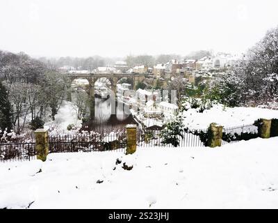 Viaduc de chemin de fer sur la rivière Nidd à partir du parc du château dans la neige abondante en hiver Knaresborough North Yorkshire Angleterre Banque D'Images