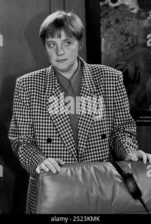 Deutschland, Bonn 29.09.1994 Archiv. : 49-52-05 Kabinettssitzung Foto : Angela Merkel, Bundesminister für Umwelt, Naturschutz und Reaktorsicherheit Kabinettssitzung *** Allemagne, Bonn 29 09 1994 Archive 49 52 05 Réunion du Cabinet photo Angela Merkel, Ministre fédéral de l'environnement, de la protection de la nature et de la sécurité nucléaire Réunion du Cabinet Banque D'Images