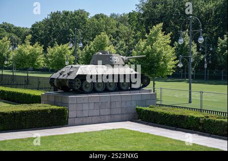 17.05.2024, Berlin, Allemagne, Europe - Un ancien char T-34 de l'Armée rouge se dresse au Mémorial soviétique le long de la rue 17 juin (Strasse des 17. Juni). Banque D'Images