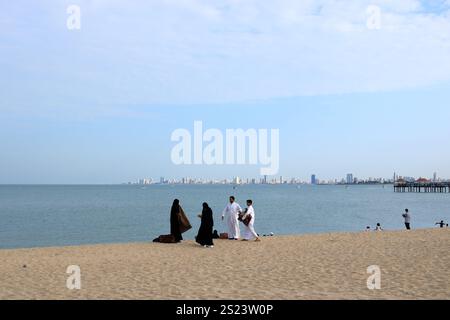 Koweït City, Koweït au moyen-Orient - 08 novembre 2024 : les habitants apprécient la plage de Koweït City Banque D'Images