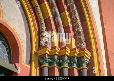 Figur am Hauptportal Dom a constitué Georg, Limburg an der Lahn, Landkreis Limburg-Weilburg, Hessen, Deutschland *** figure au portail principal de la cathédrale Georges, Limburg an der Lahn, district of Limburg Weilburg, Hesse, Allemagne Banque D'Images