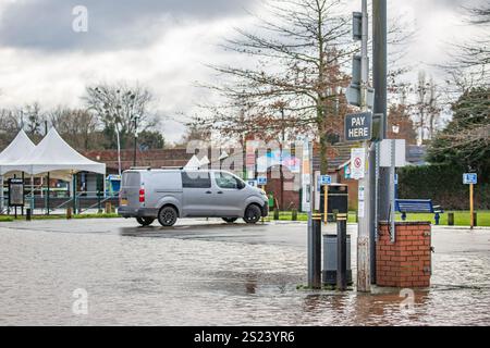 Stourport-on-Severn, Royaume-Uni. 6 janvier 2024. Météo britannique : alors que la neige fond et qu'il y a plus de pluie, les eaux d'inondation frappent la ville de Stourport-on-Severn, une destination populaire d'excursion d'une journée dans l'intérieur des terres et de vacances dans les Midlands. Crédit : Lee Hudson/Alamy Live News Banque D'Images