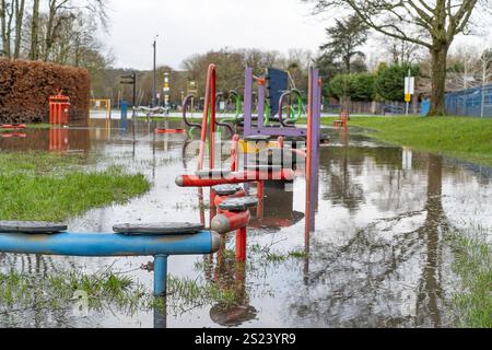 Stourport-on-Severn, Royaume-Uni. 6 janvier 2024. Météo britannique : alors que la neige fond et qu'il y a plus de pluie, les eaux d'inondation frappent la ville de Stourport-on-Severn, une destination populaire d'excursion d'une journée dans l'intérieur des terres et de vacances dans les Midlands. Crédit : Lee Hudson/Alamy Live News Banque D'Images