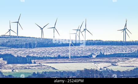 Glasgow, Écosse, Royaume-Uni. 6 janvier 2025. Météo Royaume-Uni : températures glaciales vu Whitelee Windfarm voir la neige vue de 10 miles au sud de la ville . Crédit Gerard Ferry/Alamy Live News Banque D'Images