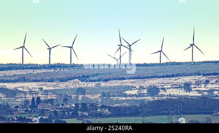 Glasgow, Écosse, Royaume-Uni. 6 janvier 2025. Météo Royaume-Uni : températures glaciales vu Whitelee Windfarm voir la neige vue de 10 miles au sud de la ville . Crédit Gerard Ferry/Alamy Live News Banque D'Images