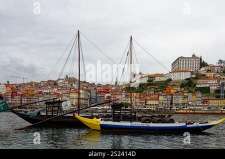 Barils de port sur des bateaux amarrés sur le fleuve Douro, Gaia, Porto, Portugal Banque D'Images