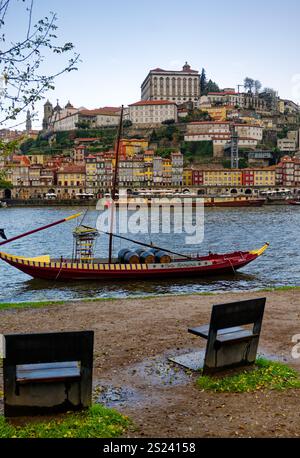 Chaises pour observer le fleuve Douro et les bateaux de vin de Porto, Porto, Portugal Banque D'Images