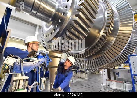 Travail d'équipe industriel professionnel - travailleurs fabriquant des turbines à vapeur dans une usine industrielle Banque D'Images