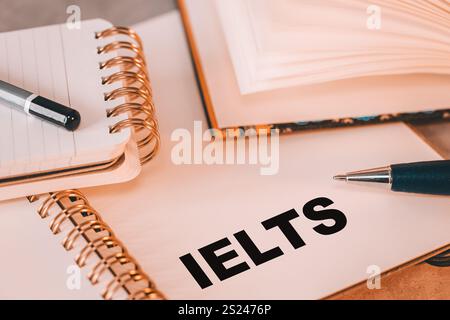 IELTS écrit en cahier (International English Language Testing System) mot conceptuel, éducation et travail international Banque D'Images