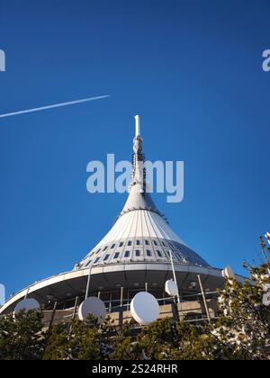 Liberec, république tchèque - 26 décembre 2024 : L'hôtel Mountain Jested TV Tower se dresse sur un ciel bleu vibrant, mettant en valeur son architecture unique Banque D'Images