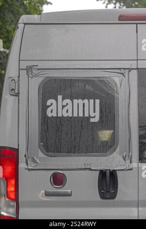 Camionnette arrière brisée argentée recouverte de plastique et de ruban adhésif Banque D'Images