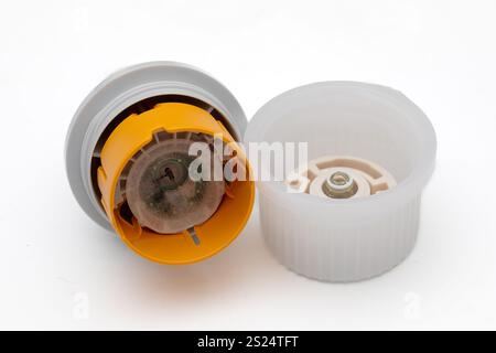 Applicateur de capteur de glucose portable sur fond blanc – vue pré-application Banque D'Images