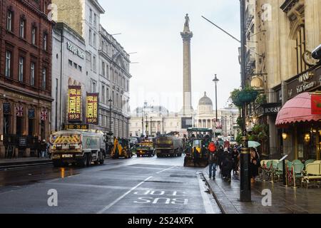 Londres Royaume-Uni 6 janvier 2025 perturbation majeure de la circulation : le côté sud de Trafalgar Square Westbound est fermé en raison de réparations sur la chaussée de Charing Cross Road / Strand (Trafalgar Square) à Cockspur Street (Trafalgar Square). Les routes sont complètement fermées après Northumberland Avenue et Whitehall, jusqu'à 18h00 le 7 janvier. Certains bus sont déviés, notamment les n° 29 et n° 24 qui partent généralement de Trafalgar Square. MISE À JOUR : un employé de Conway a déclaré que le travail ne serait pas terminé avant vendredi 10 janvier. Bridget Catterall / AlamyLiveNews Banque D'Images