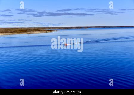 Vue depuis l'eau sur un bateau rouge de croisière à Cambridge Bay dans le Nord-Ouest du Canada, prise lors du passage Nord 2023 par Hurtigruten Banque D'Images
