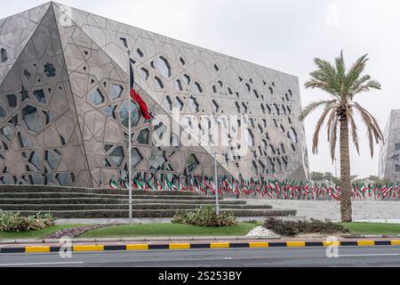 Sheikh Jaber Center agrémenté de drapeaux flottants pour le jour national Banque D'Images