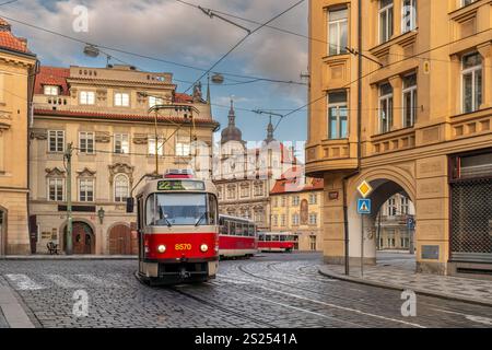 Prague, République tchèque - 20 décembre 2024 : tramway rouge typique de Prague à Karmelitská Mala Strana Banque D'Images