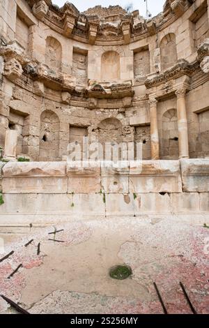 Bol antique près de temple d'Artemis dans l'ancienne ville Jerash en Jordanie Banque D'Images