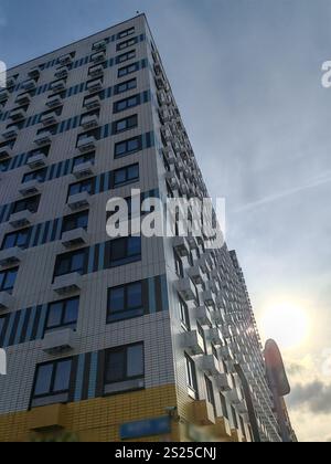 Deux gratte-ciel avec un contraste dynamique de jaune et de blanc avec des panneaux sombres et blancs. L'architecture élégante et moderne met en valeur le Banque D'Images