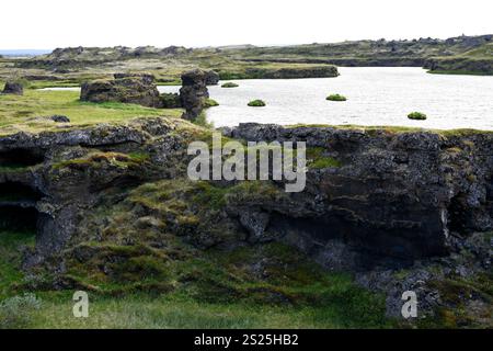 Lac Myvatn vu du promontoire de Hofdi avec pseudo-cratères au fond. Islande. Banque D'Images