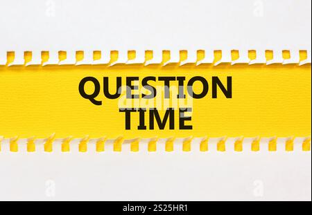 Symbole heure des questions. Mots conceptuels heure des questions sur un beau papier jaune. Beau fond blanc. Concept d'entreprise et d'heure des questions. Copier spac Banque D'Images