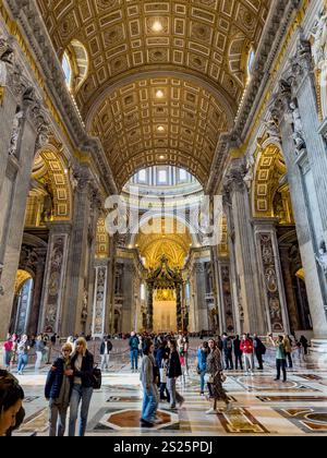 Visiteurs dans la nef de la basilique Pierre, Cité du Vatican, Rome, Italie. Banque D'Images