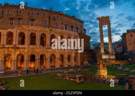 Ruines du Théâtre de Marcellus ou Teatro di Marcello et colonnes du Temple d'Apollon Sosianus à Rome, Italie. Banque D'Images