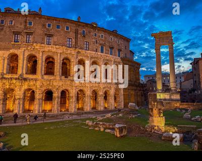 Ruines du Théâtre de Marcellus ou Teatro di Marcello et colonnes du Temple d'Apollon Sosianus à Rome, Italie. Banque D'Images