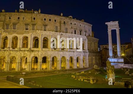 Ruines du Théâtre de Marcellus ou Teatro di Marcello et colonnes du Temple d'Apollon Sosianus à Rome, Italie. Banque D'Images