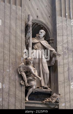 Statue de Saint Pierre d'Alcantara par Francesco Vergara y Bartual dans la basilique Pierre, Cité du Vatican, Rome, Italie. Banque D'Images