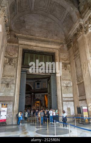La porte du Panthéon sur la Piazza della Rotunda à Rome, Italie. Banque D'Images