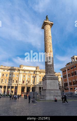Colonne de Marc Aurèle surmontée d'une statue en bronze de Paul sur la Piazza Colonna à Rome, Italie. Banque D'Images