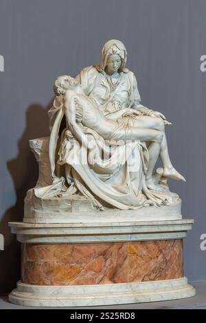 Le Pietá de Michel-Ange dans la basilique Pierre, Cité du Vatican, Rome, Italie. Banque D'Images