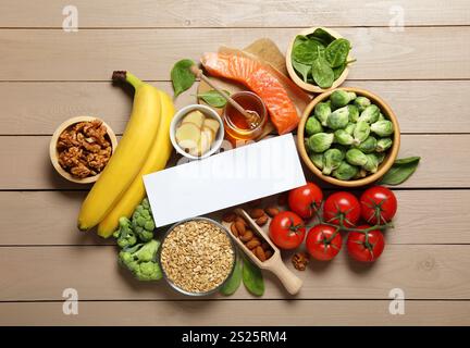 Mot mélatonine et différents produits sur table en bois, pose à plat Banque D'Images