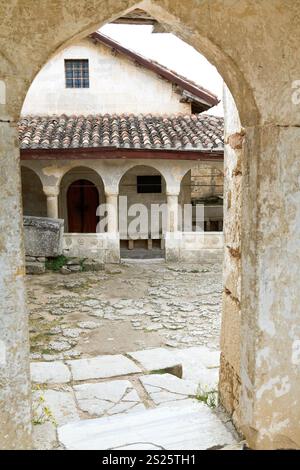 Gate à cour avec Kenesas (synagogue) - prière karaïte maisons dans chufut-excrг ville, Crimée Banque D'Images