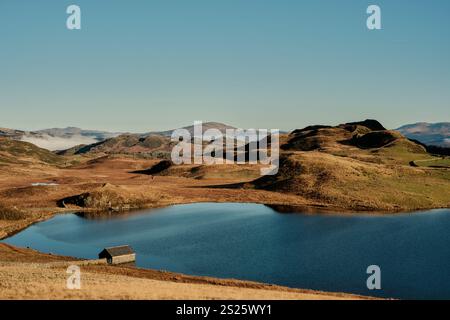 Une maison de bateau se trouve au bord des lacs de Cregennan, ou Llynnau Cregennan, près d'Arthog, Dolgellau et l'estuaire de Mawddach dans le nord du pays de Galles Banque D'Images