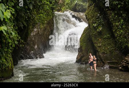 Coupe dans l'eau à Cascadas de Nambillo cascade, forêt de nuages Mindo, Équateur, Amérique du Sud Banque D'Images